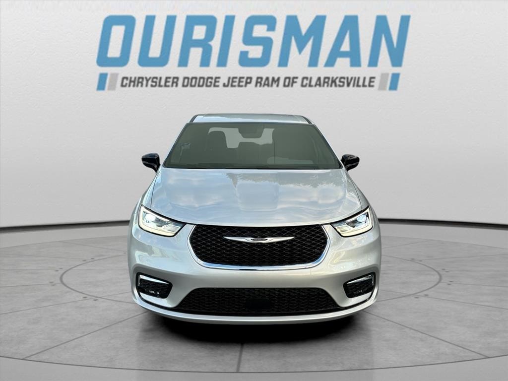 2024 Chrysler Pacifica Touring Image 2 of 22