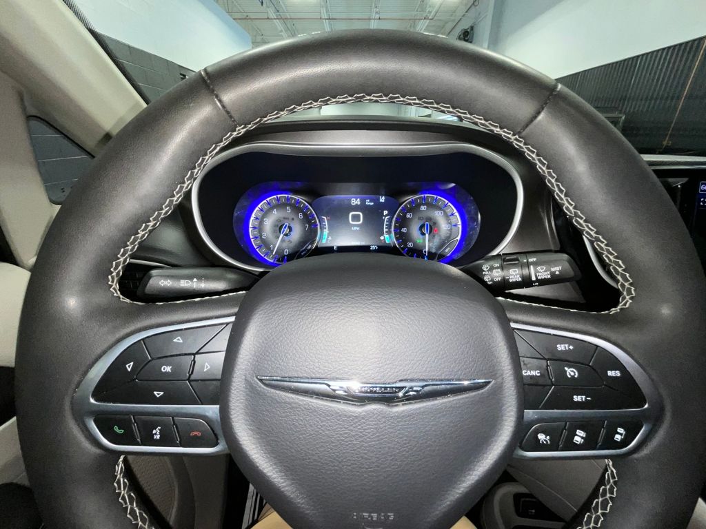 2024 Chrysler Pacifica Touring-L Image 27 of 39