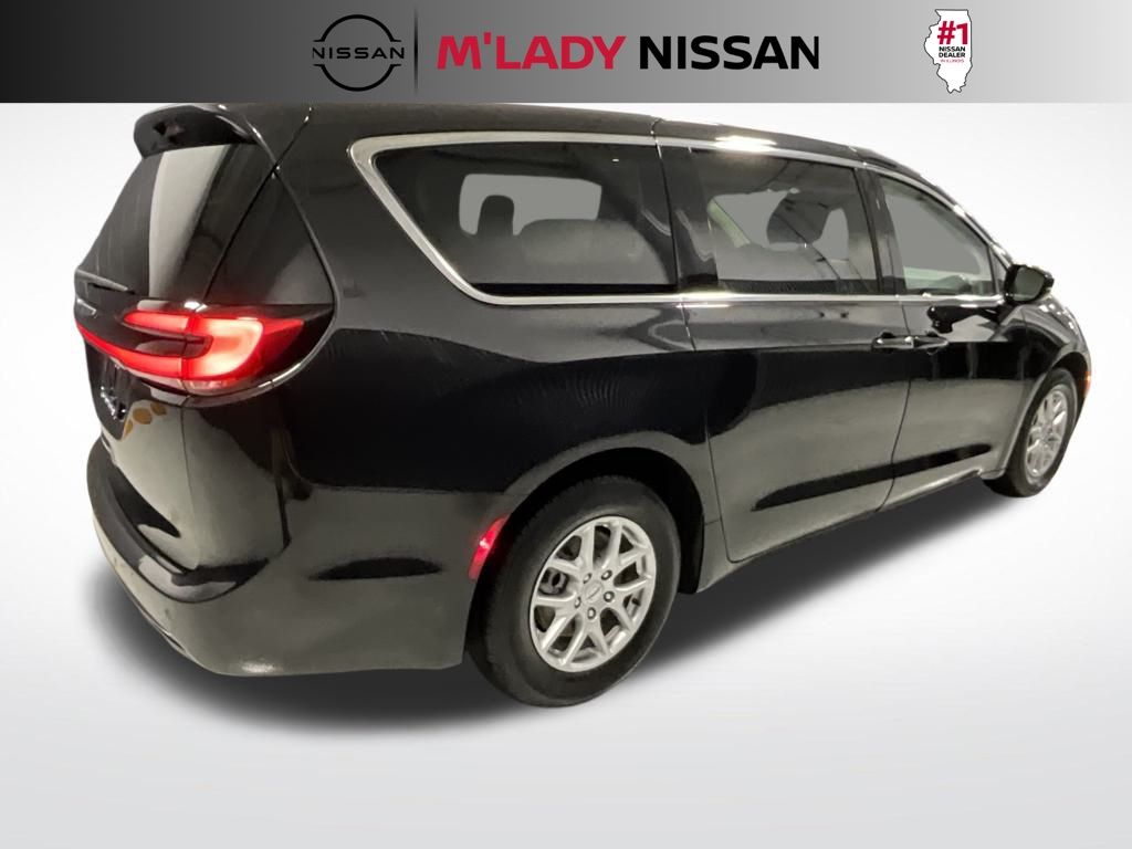 2024 Chrysler Pacifica Touring-L Image 7 of 39