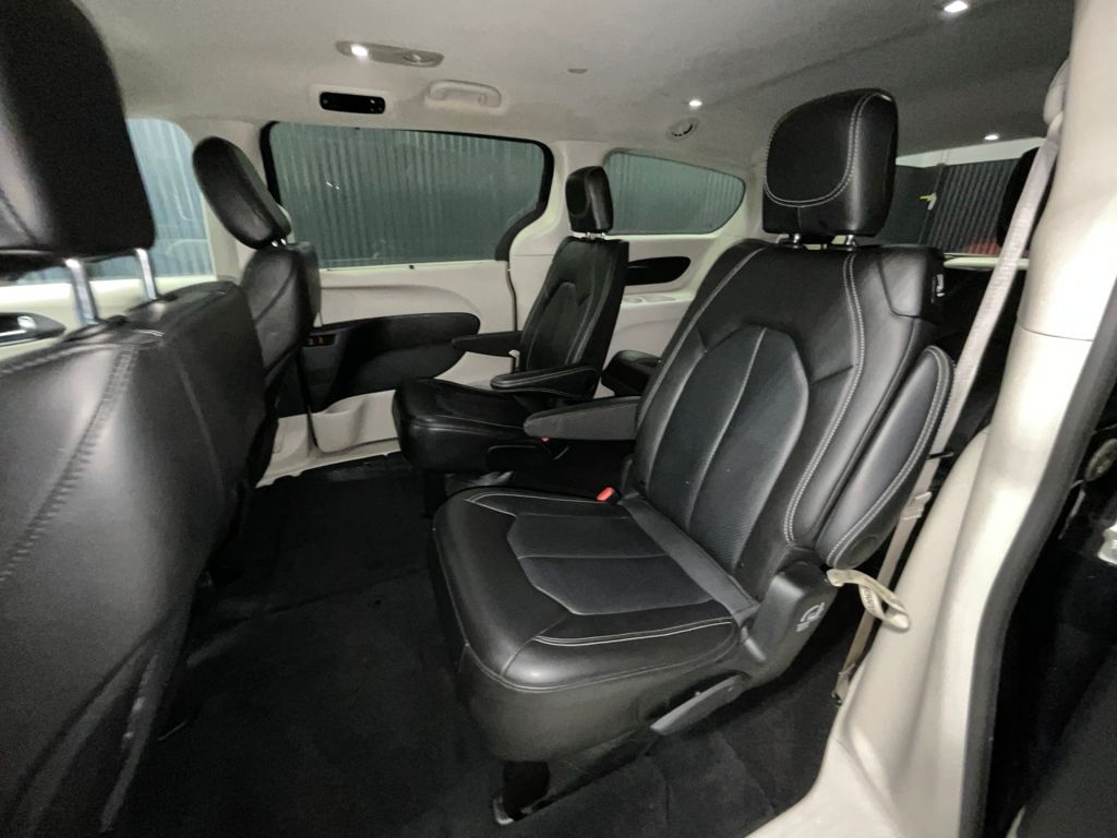2024 Chrysler Pacifica Touring-L Image 18 of 39