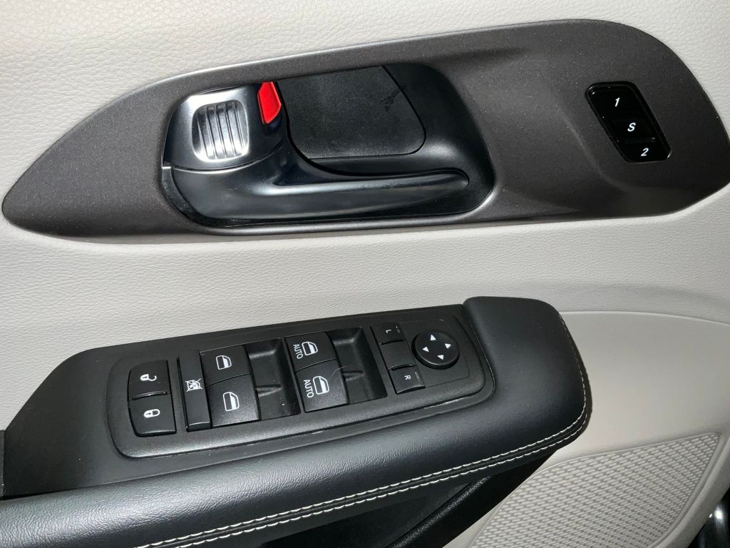 2024 Chrysler Pacifica Touring-L Image 35 of 39