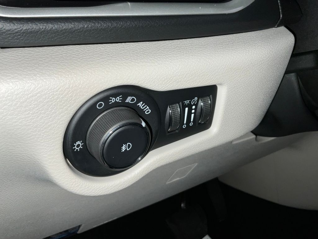 2024 Chrysler Pacifica Touring-L Image 36 of 39