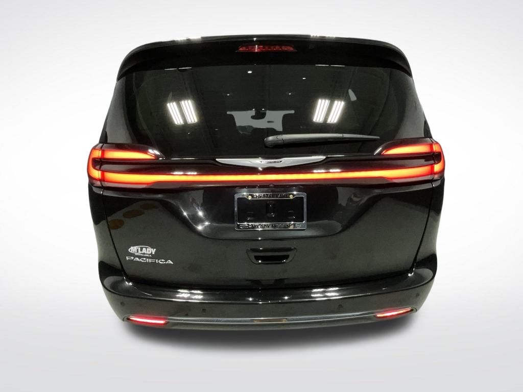 2024 Chrysler Pacifica Touring-L Image 10 of 39