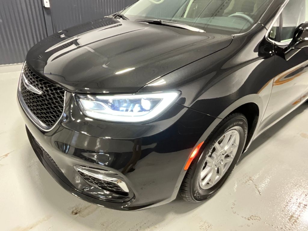 2024 Chrysler Pacifica Touring-L Image 2 of 39