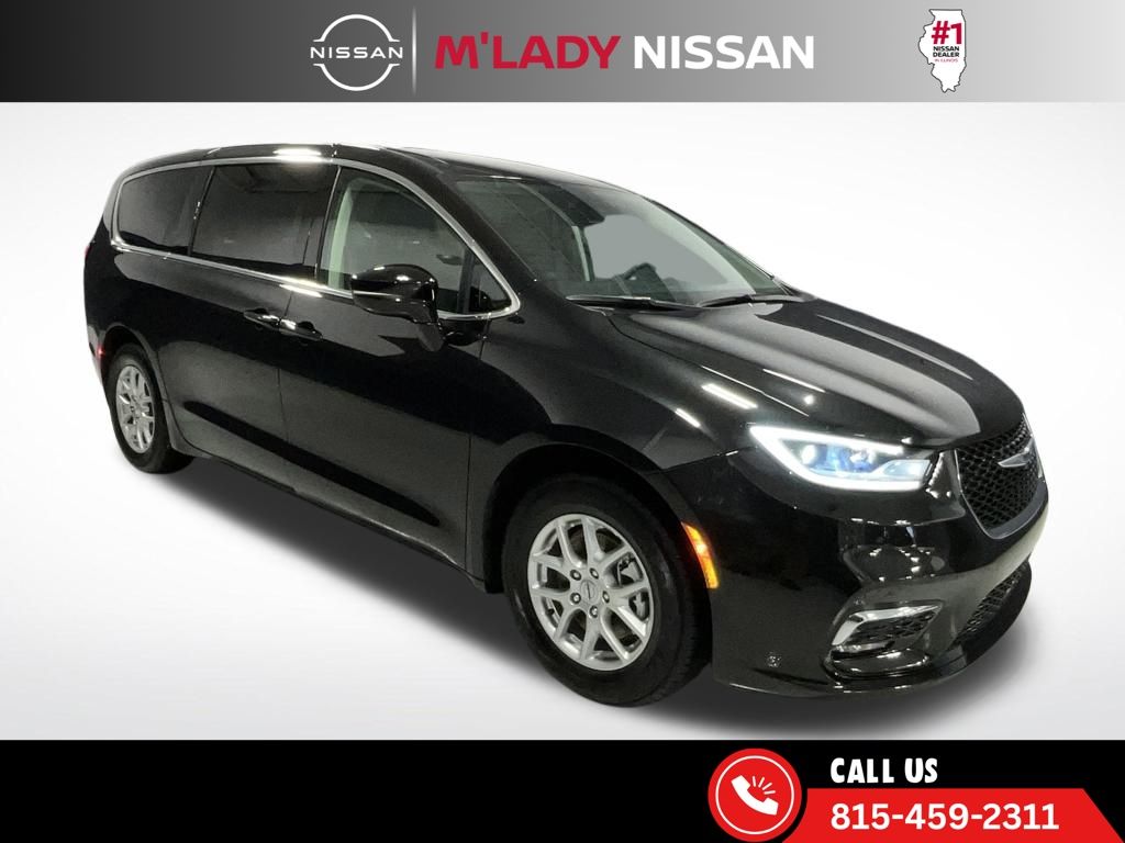 2024 Chrysler Pacifica Touring-L Image 4 of 39