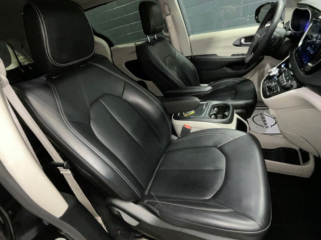 2024 Chrysler Pacifica Touring-L Image 21 of 39