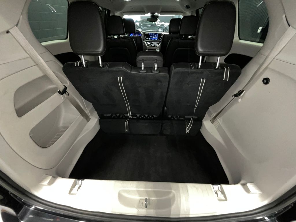 2024 Chrysler Pacifica Touring-L Image 17 of 39