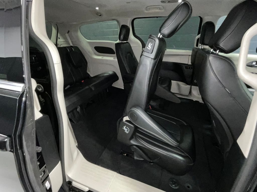 2024 Chrysler Pacifica Touring-L Image 20 of 39
