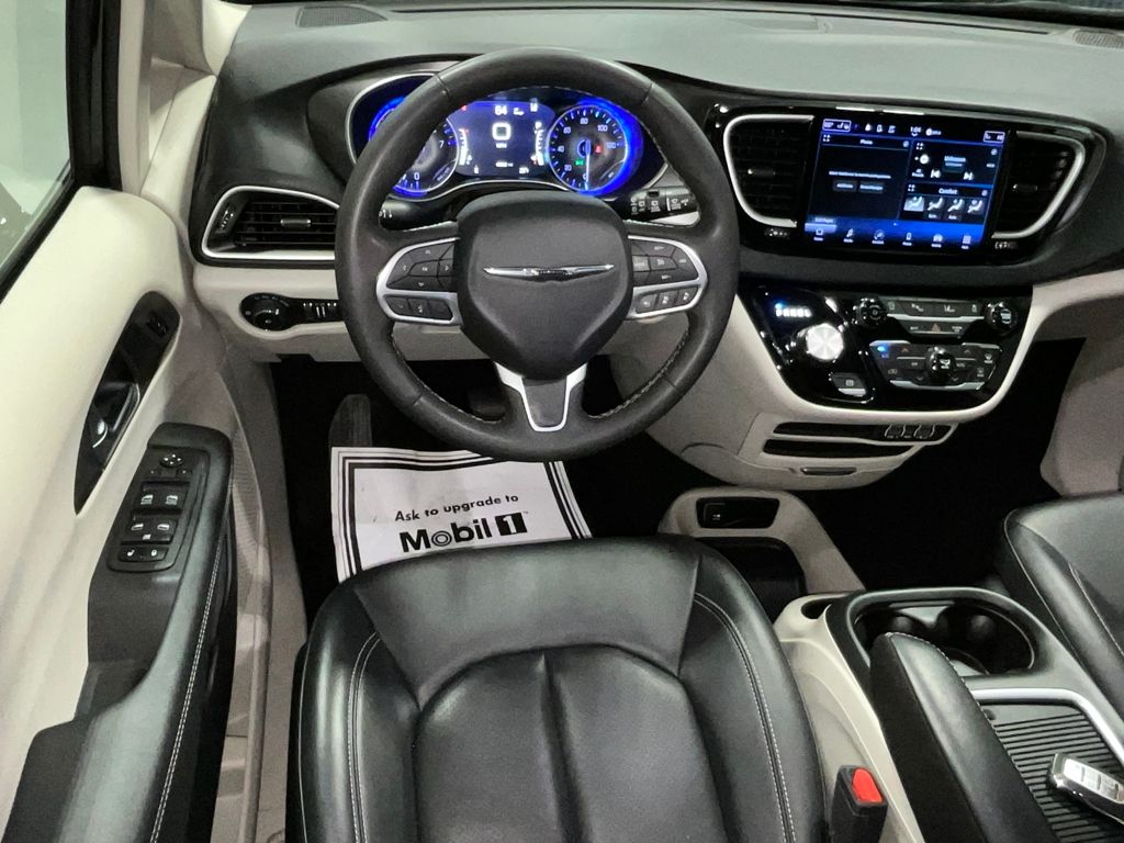 2024 Chrysler Pacifica Touring-L Image 25 of 39