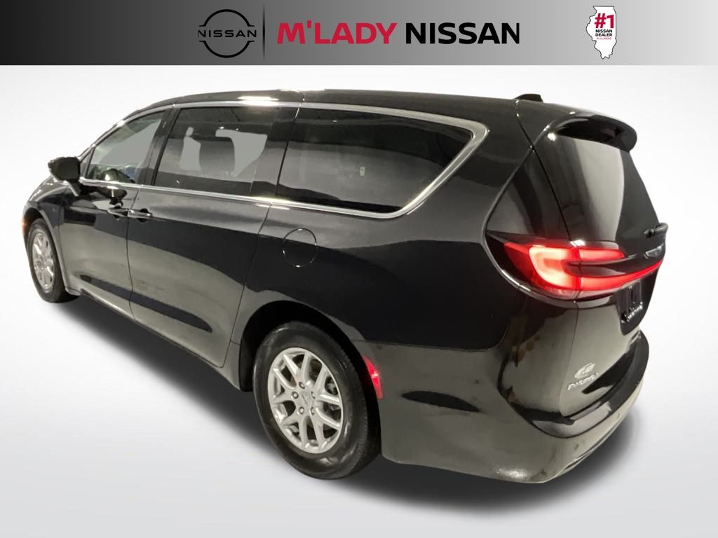 2024 Chrysler Pacifica Touring-L Image 11 of 39