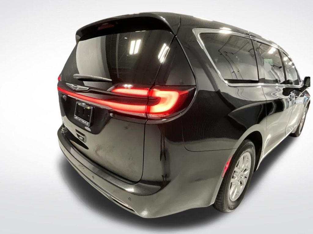 2024 Chrysler Pacifica Touring-L Image 8 of 39