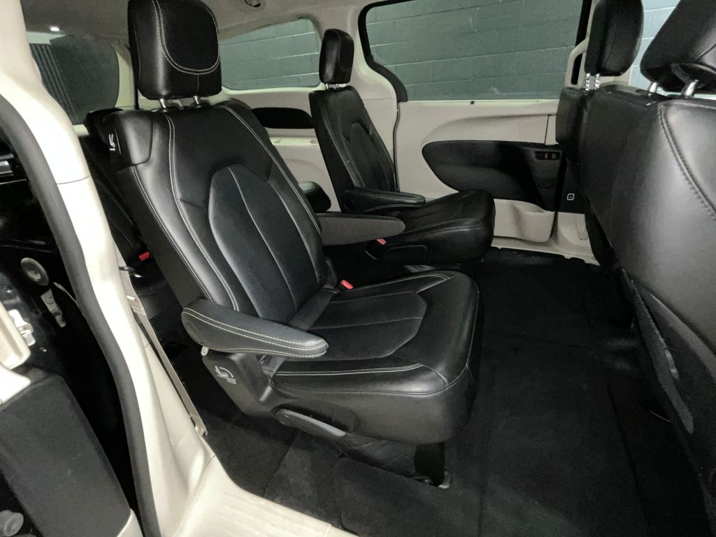 2024 Chrysler Pacifica Touring-L Image 19 of 39