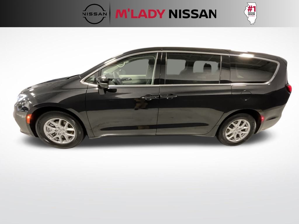 2024 Chrysler Pacifica Touring-L Image 12 of 39