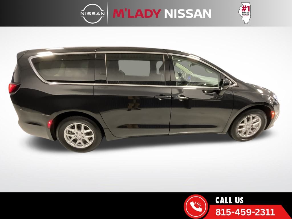 2024 Chrysler Pacifica Touring-L Image 6 of 39