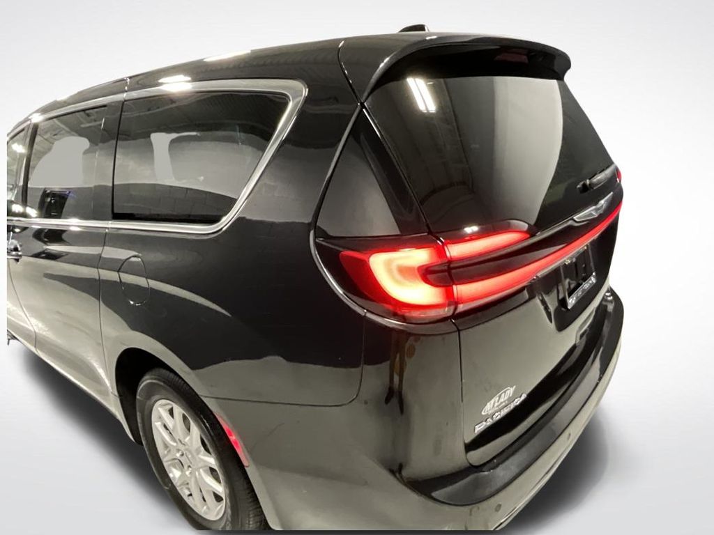 2024 Chrysler Pacifica Touring-L Image 9 of 39