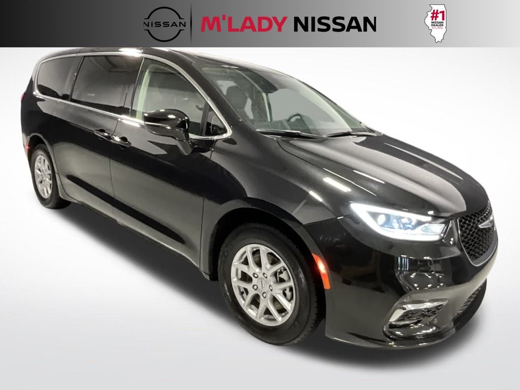 2024 Chrysler Pacifica Touring-L Image 5 of 39