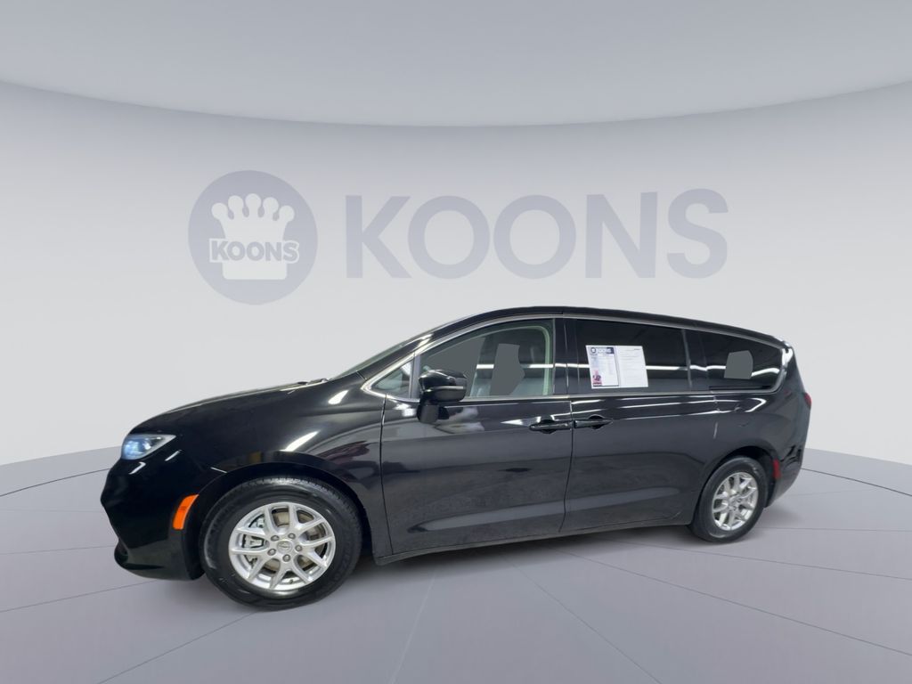 2024 Chrysler Pacifica Touring-L Image 3 of 42