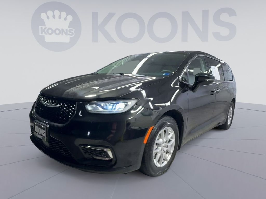 2024 Chrysler Pacifica Touring-L Image 2 of 42