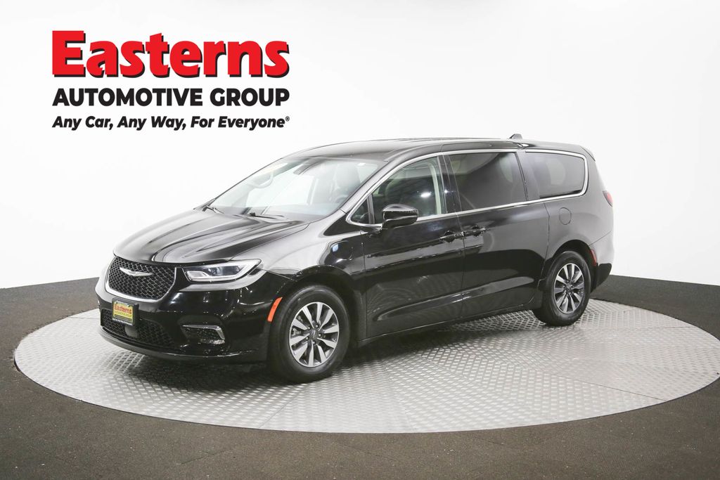 2024 Chrysler Pacifica Hybrid Select Image 2 of 66