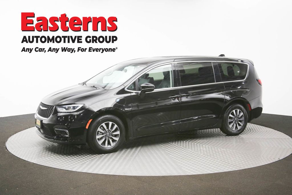 2024 Chrysler Pacifica Hybrid Select Image 3 of 66