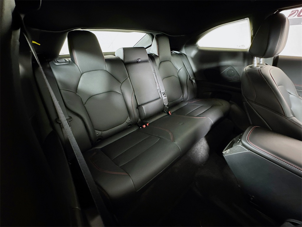 Vehicle image 27 of 32