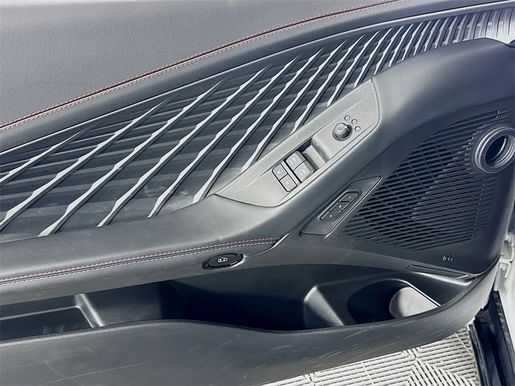 Vehicle image 18 of 32