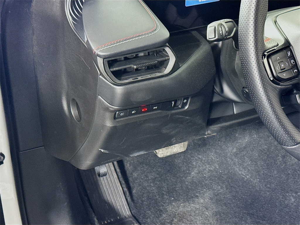 Vehicle image 10 of 32