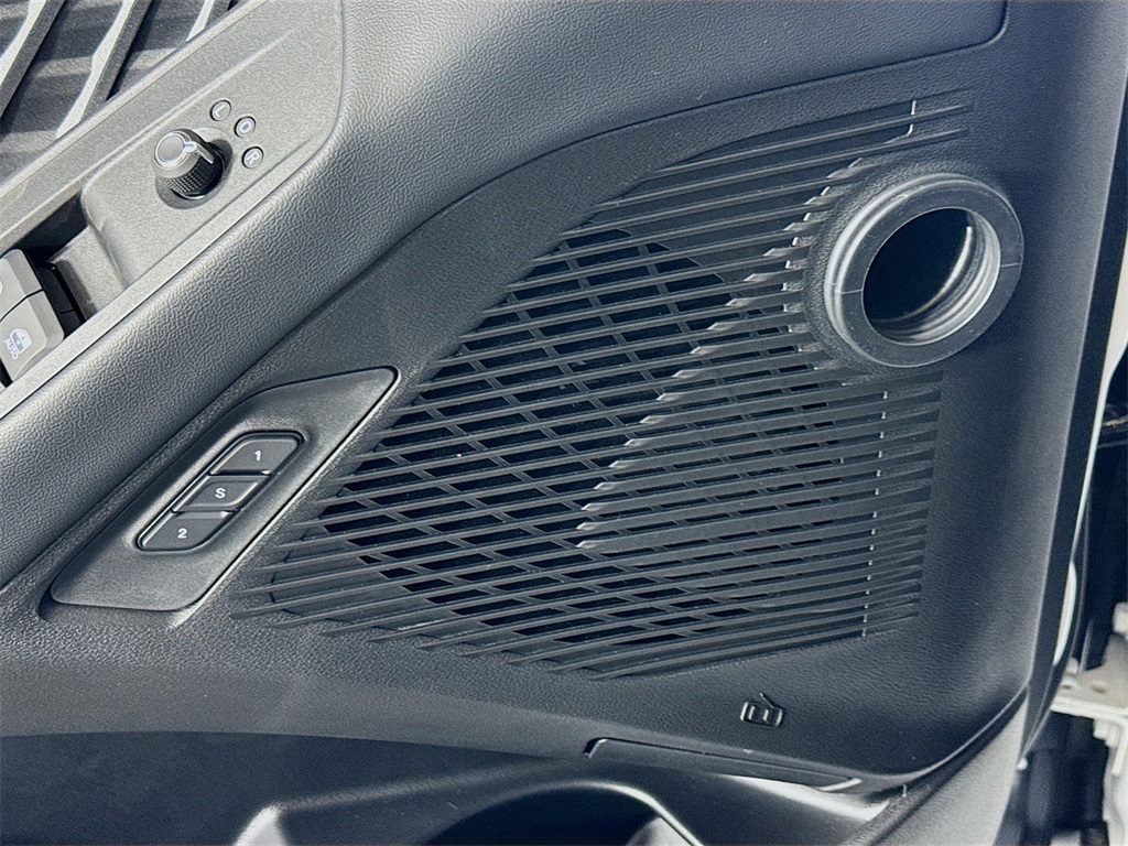 Vehicle image 19 of 32