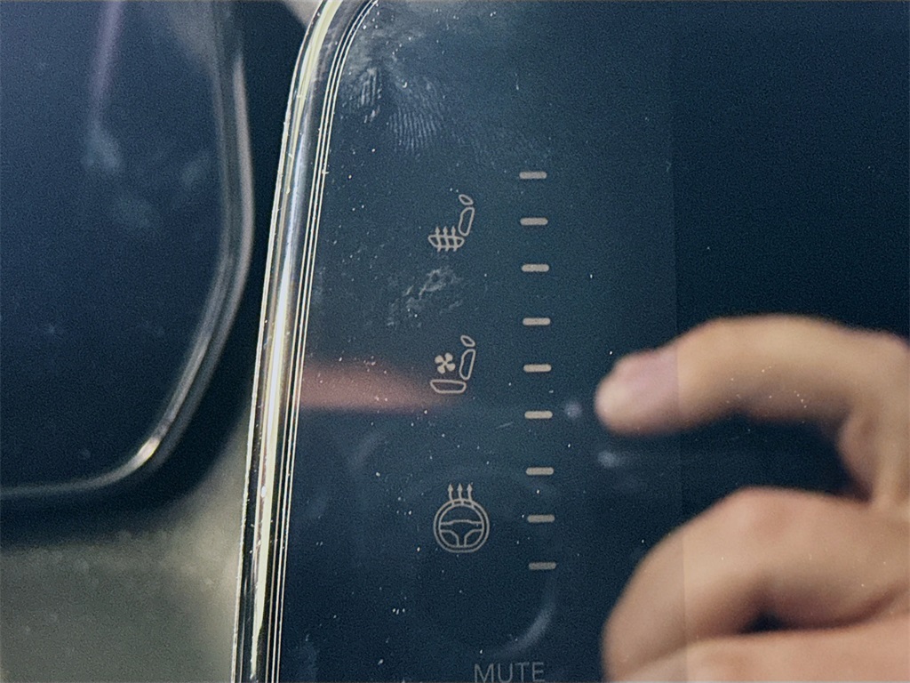 Vehicle image 21 of 32