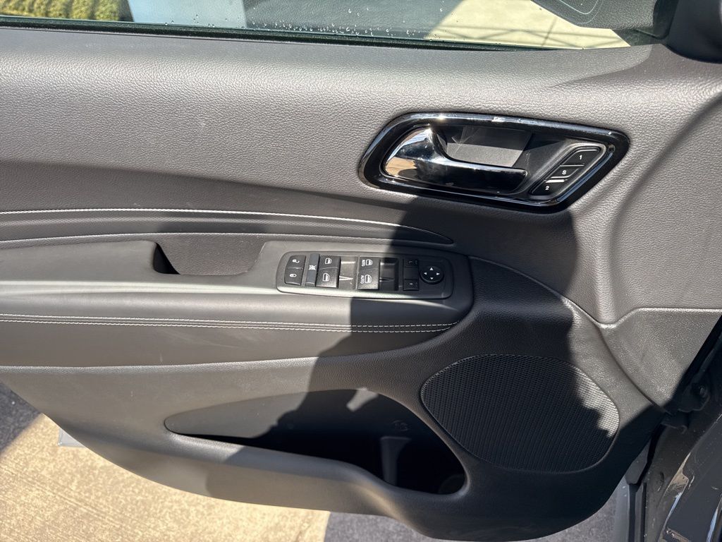 Vehicle image 14 of 19