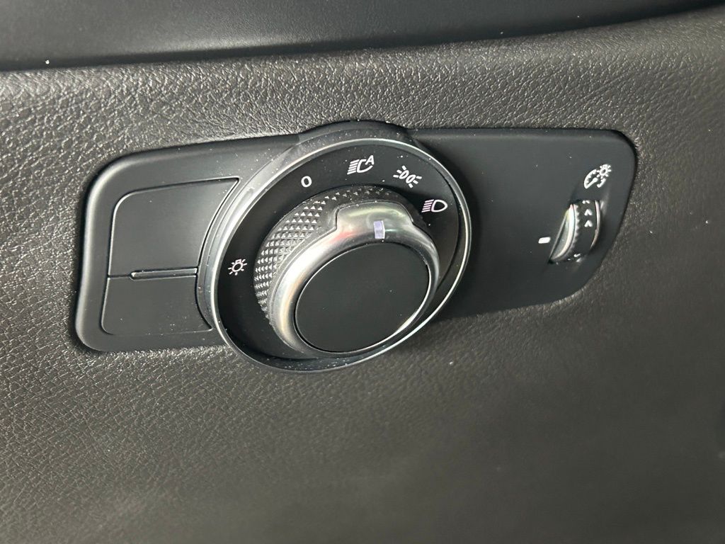 Vehicle image 29 of 43
