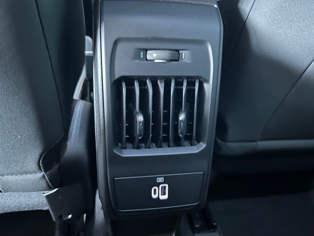 Vehicle image 26 of 43