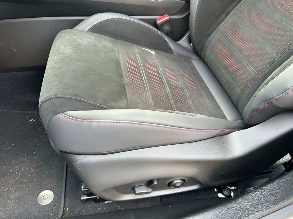 Vehicle image 18 of 21