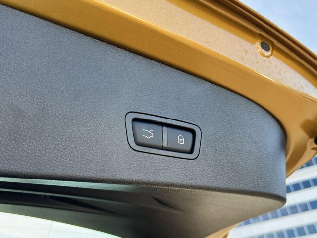 Vehicle image 18 of 24
