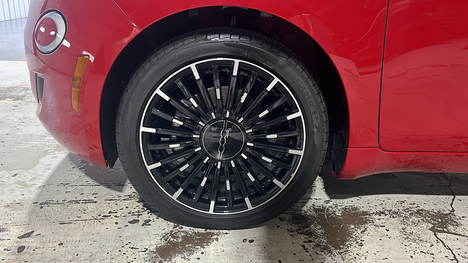 2024 FIAT 500e INSPI(RED) Image 9 of 15