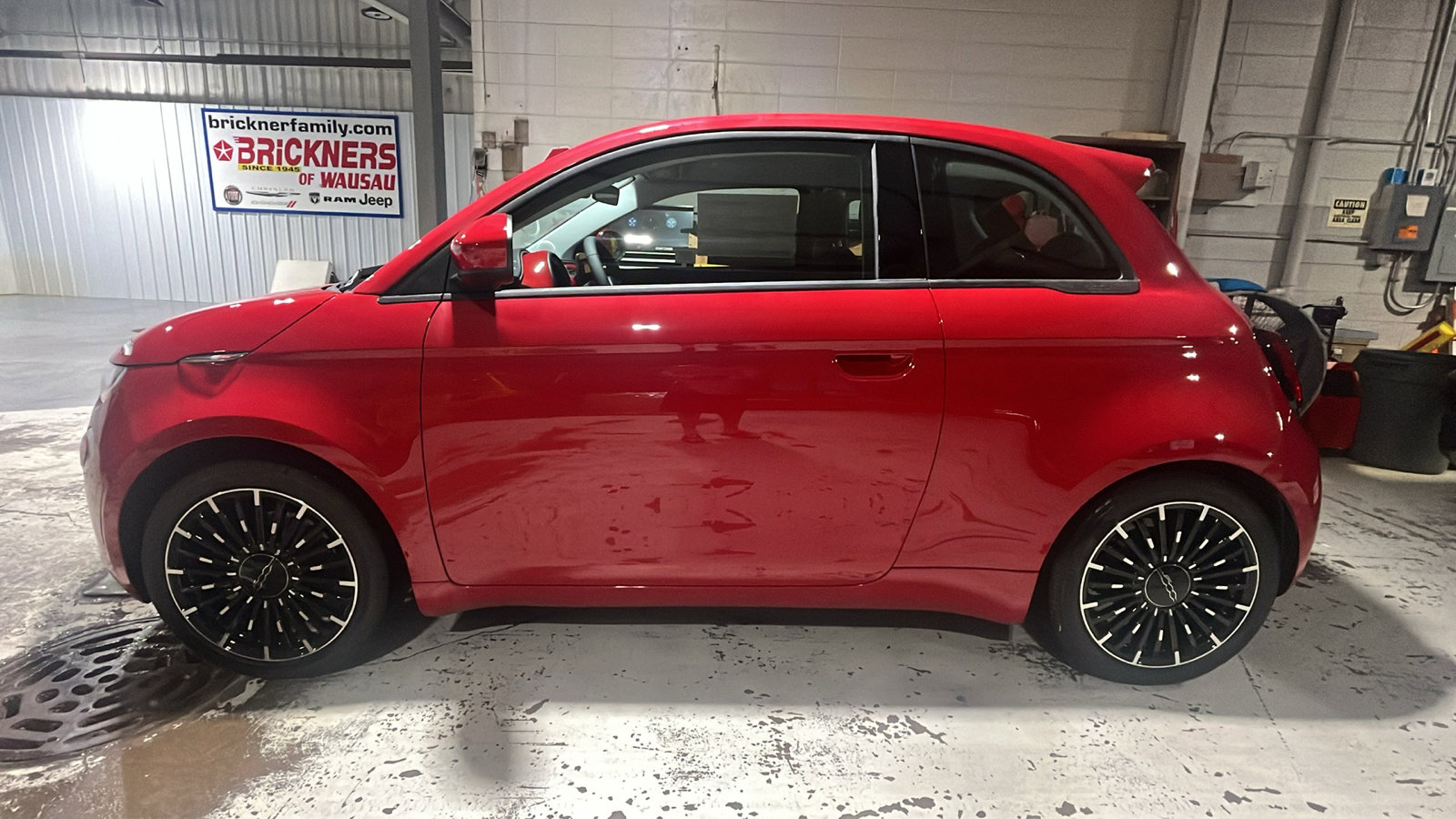 2024 FIAT 500e INSPI(RED) Image 2 of 15