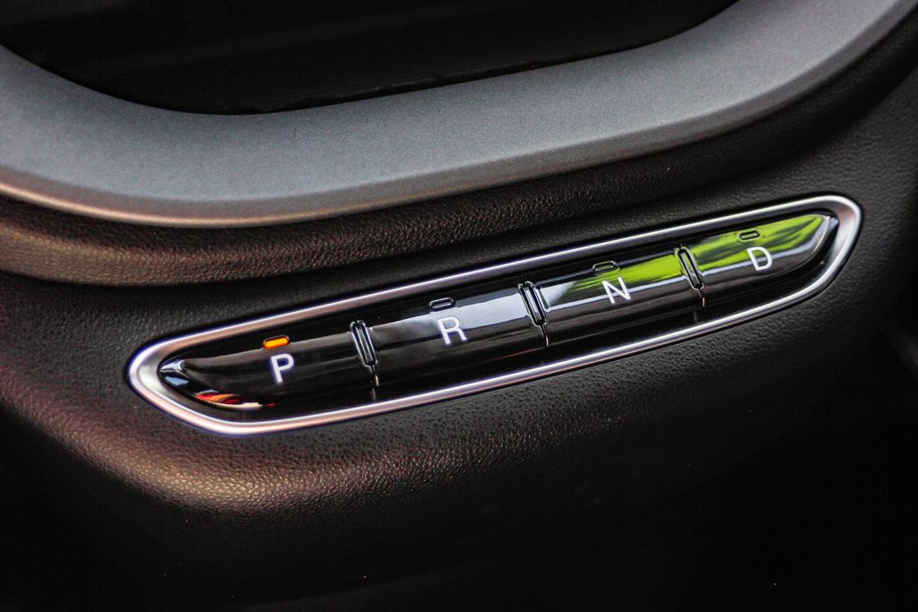 Vehicle image 21 of 28