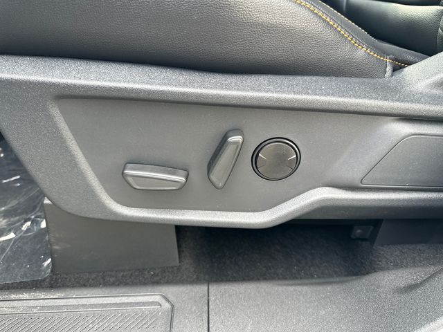 Vehicle image 21 of 31