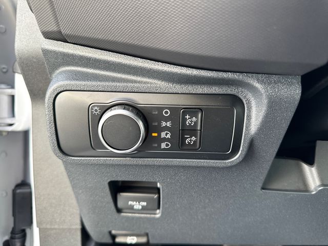 Vehicle image 23 of 31