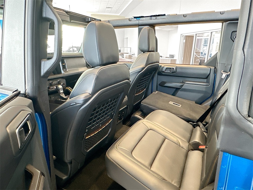 Vehicle image 14 of 17