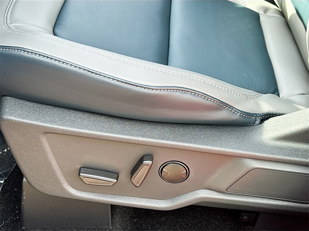 Vehicle image 11 of 19