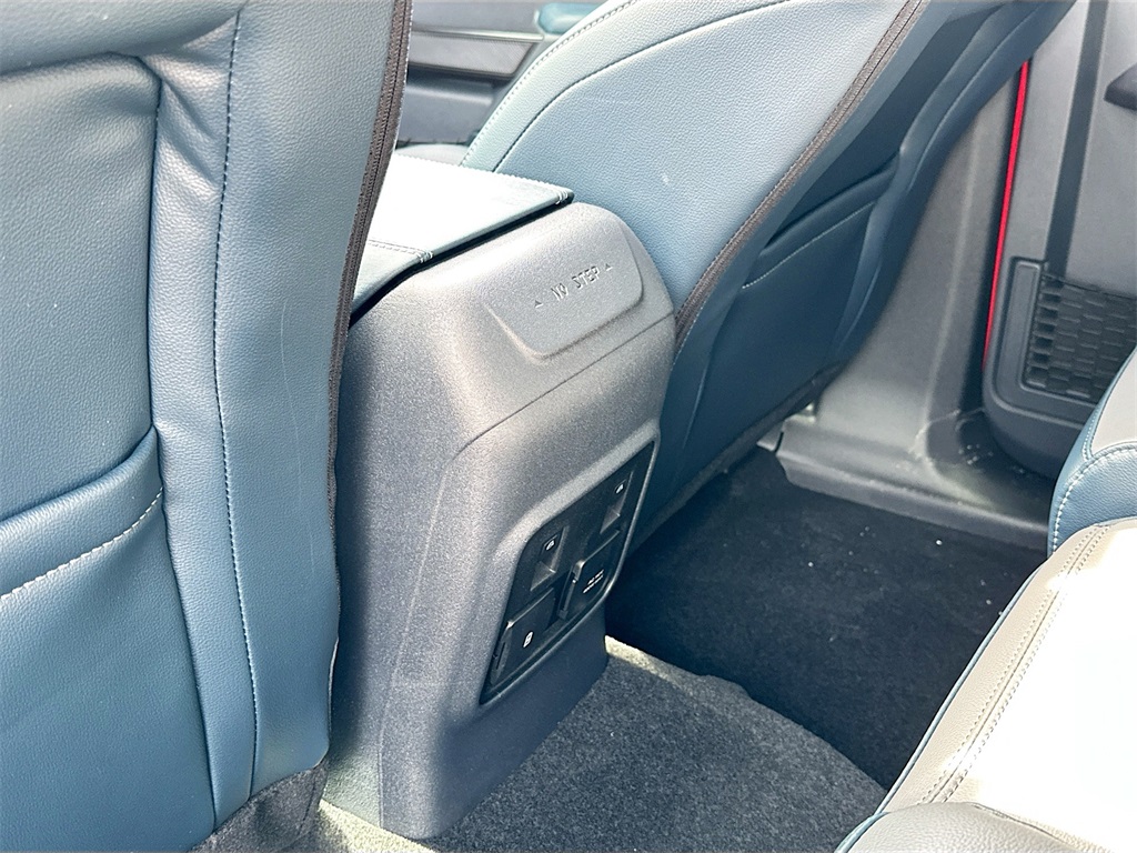 Vehicle image 16 of 19
