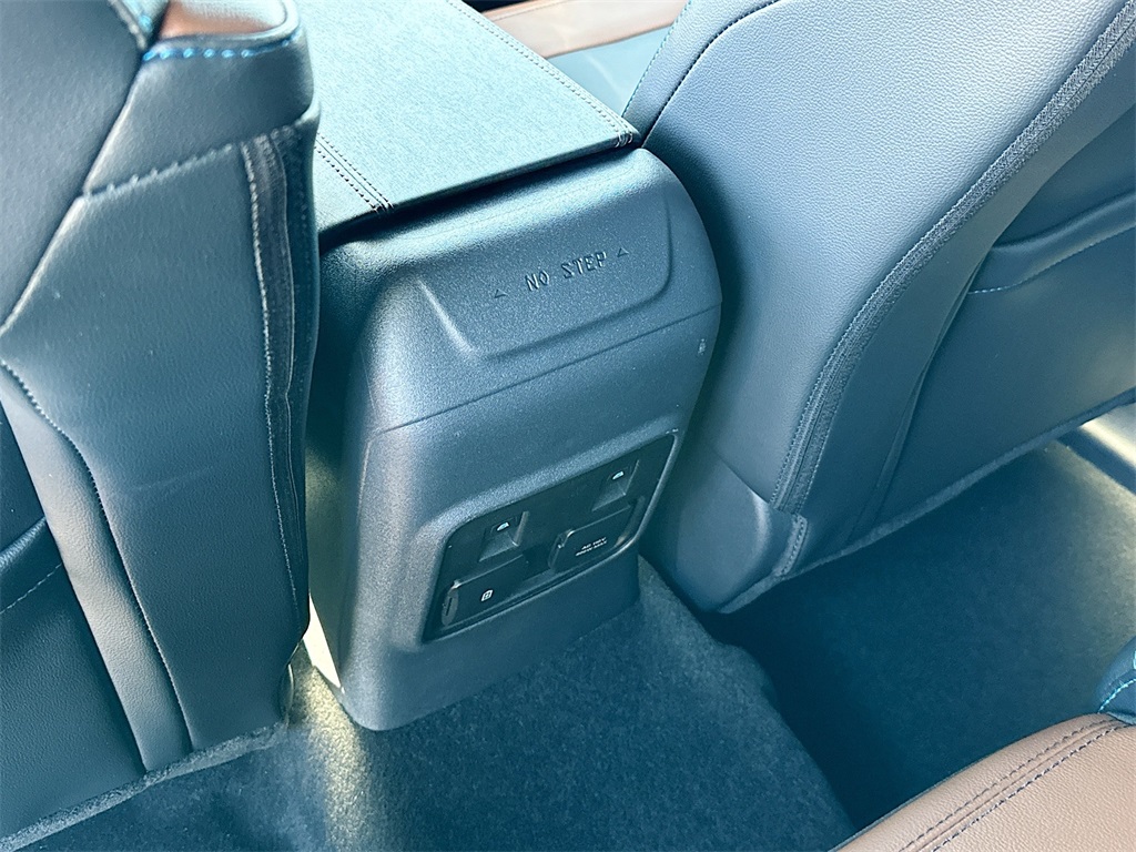 Vehicle image 16 of 22