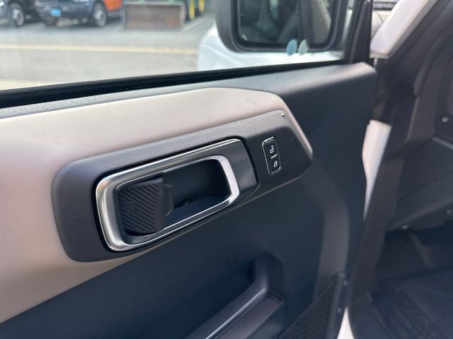 Vehicle image 21 of 26