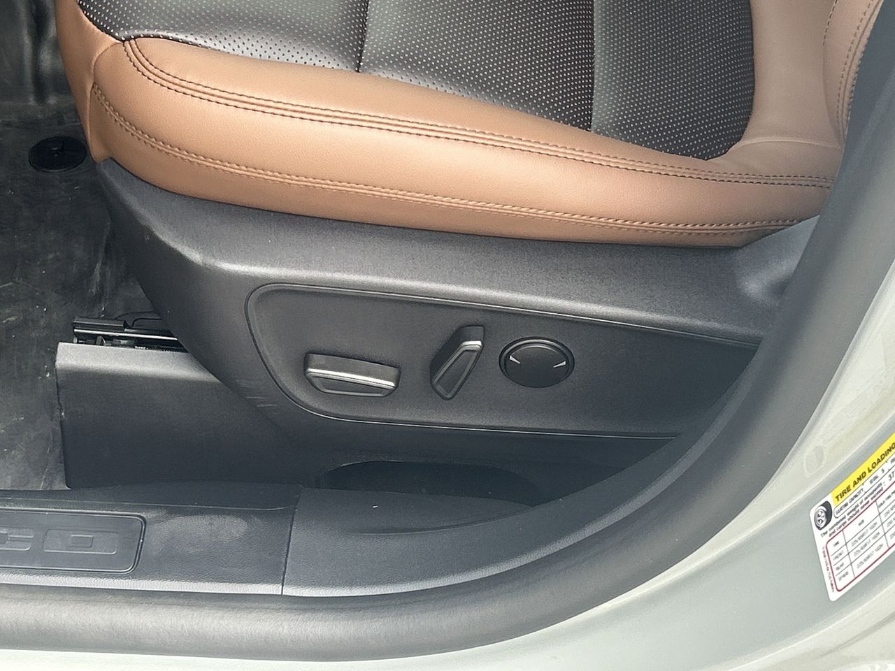 Vehicle image 27 of 40