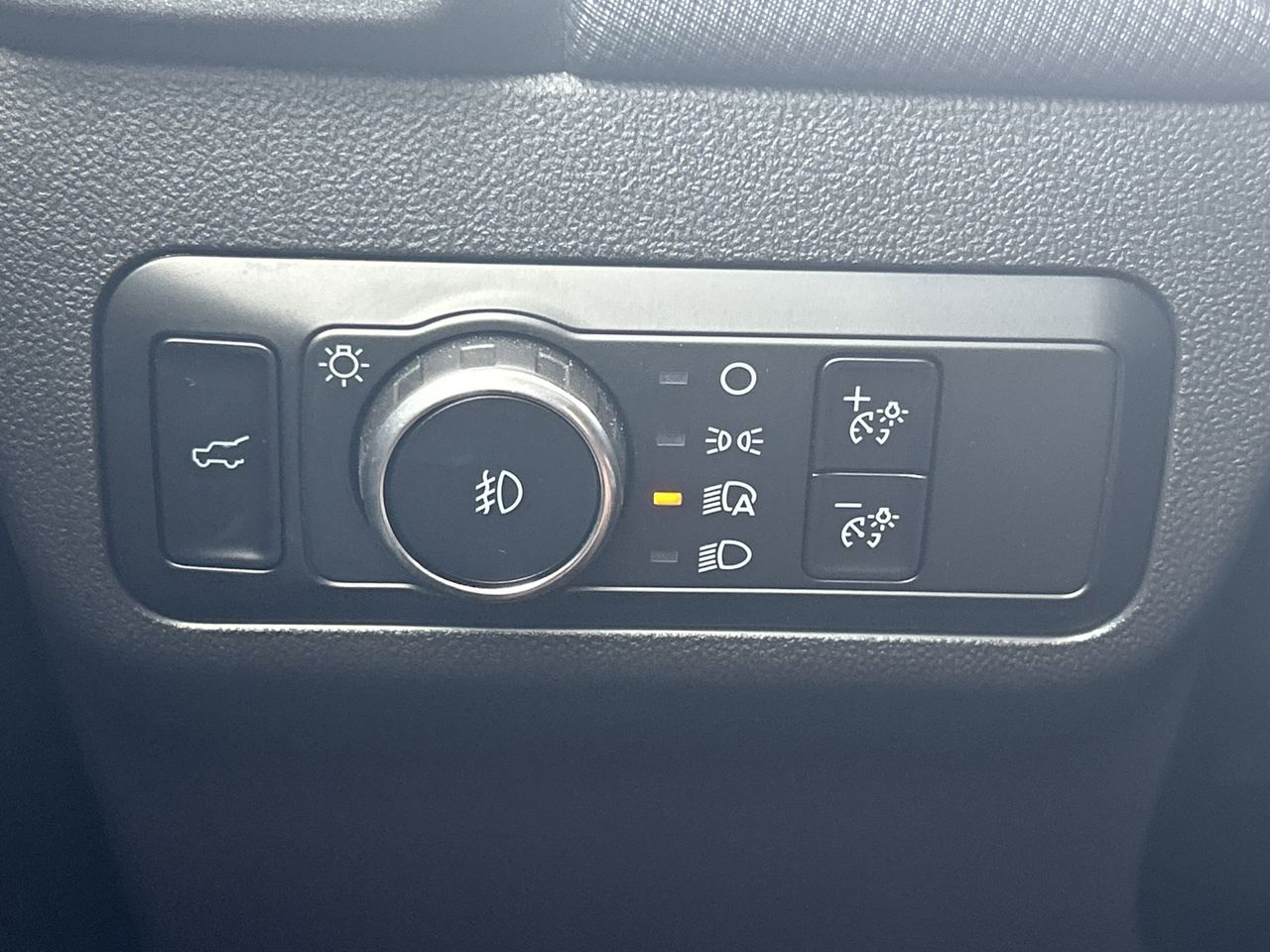 Vehicle image 35 of 40