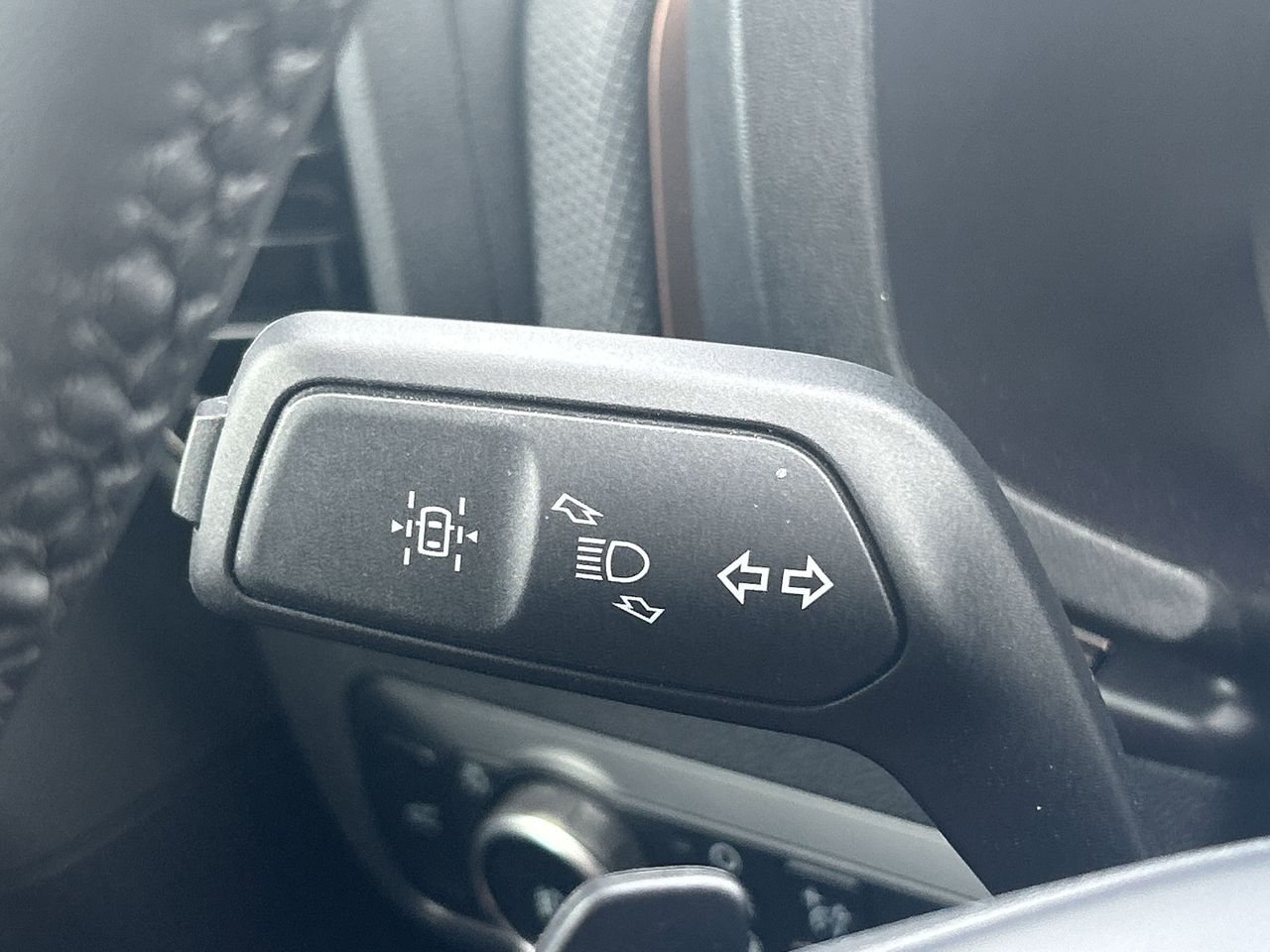 Vehicle image 25 of 40