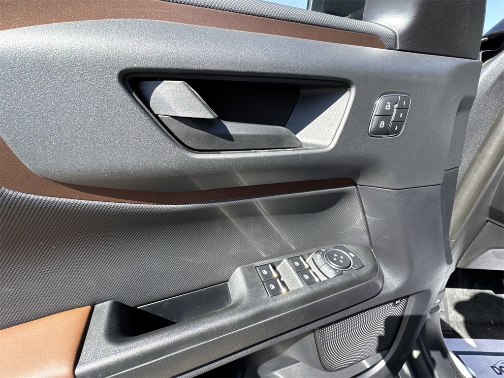 Vehicle image 14 of 27