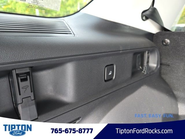 Vehicle image 32 of 41
