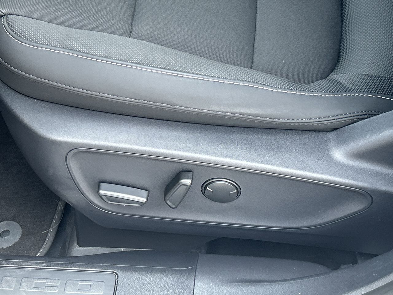 Vehicle image 37 of 42